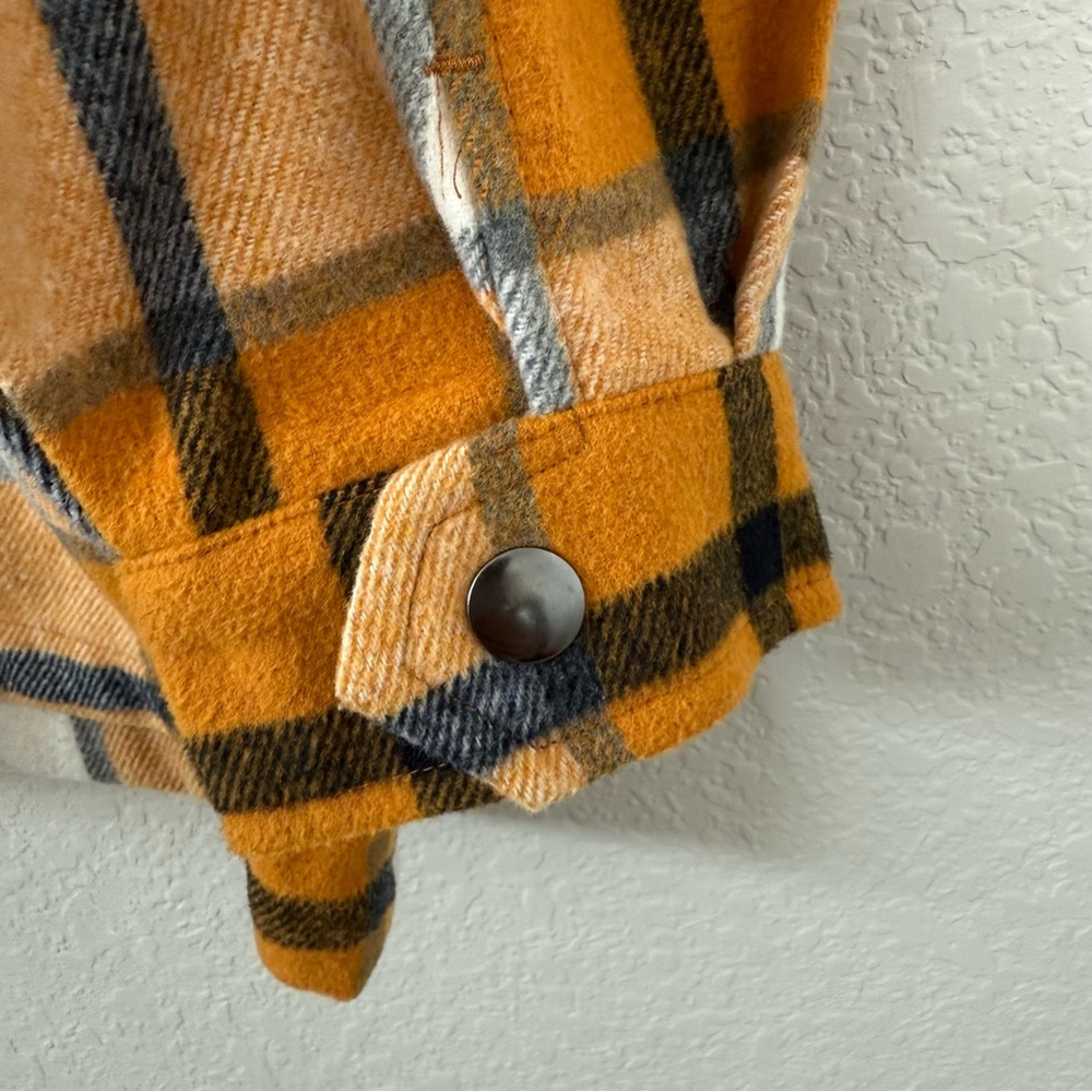 HFX women’s Medium shacket. Blue white brown tan plaid. Snap closures. Very warm - Picture 5 of 8